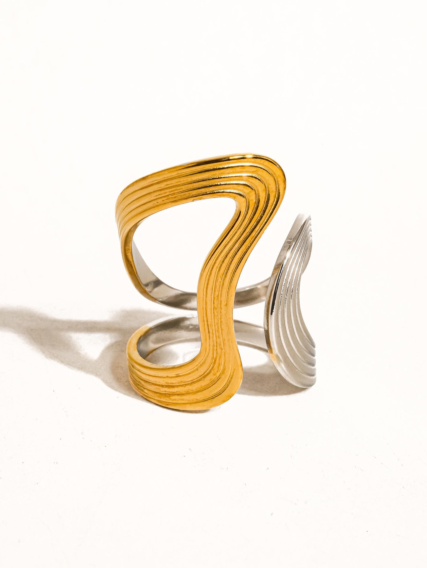 18k Gold Wavy Abstract Ring