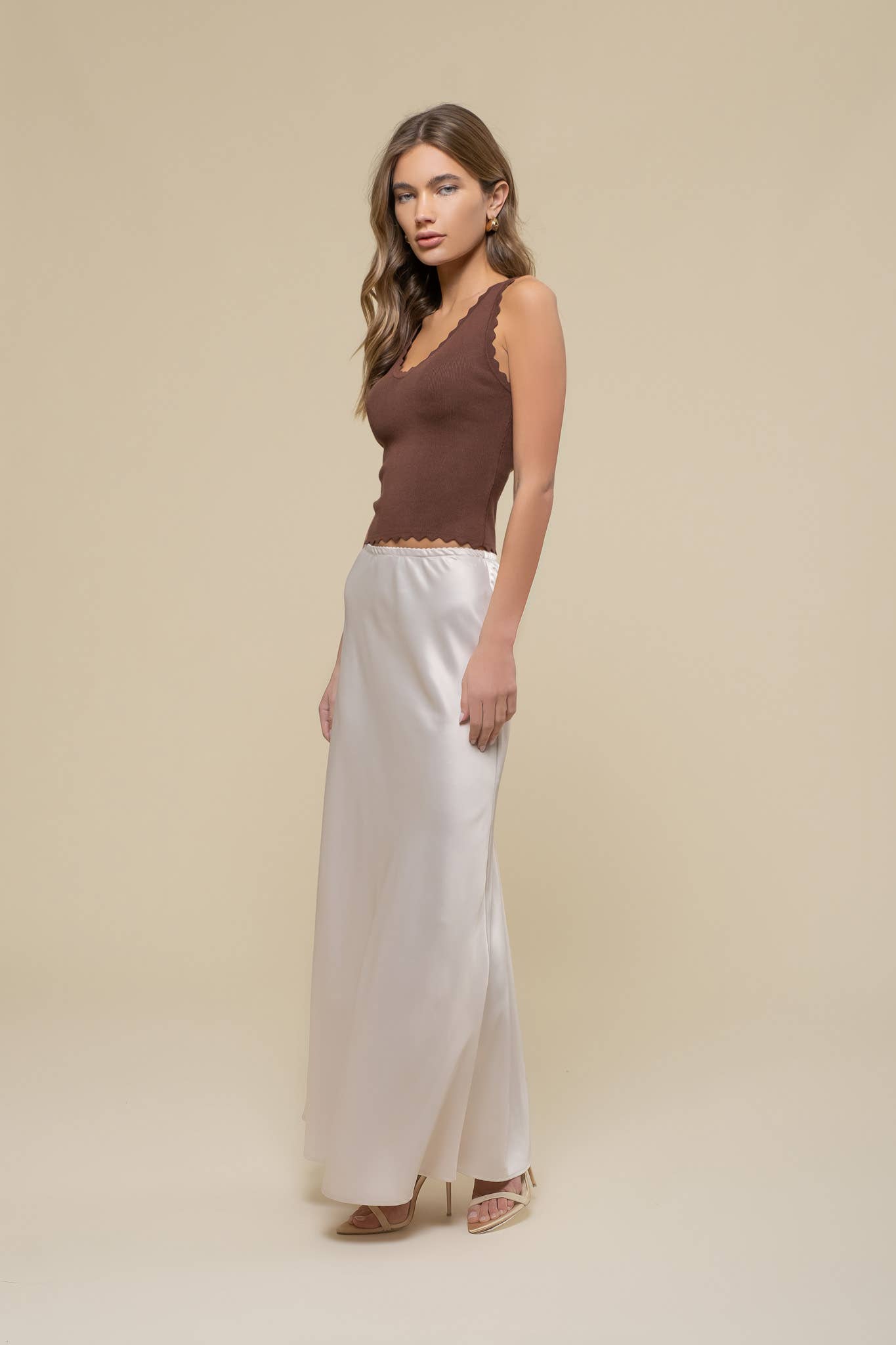 SCALLOP EDGE SLEEVELESS SWEATER KNIT CROP TOP