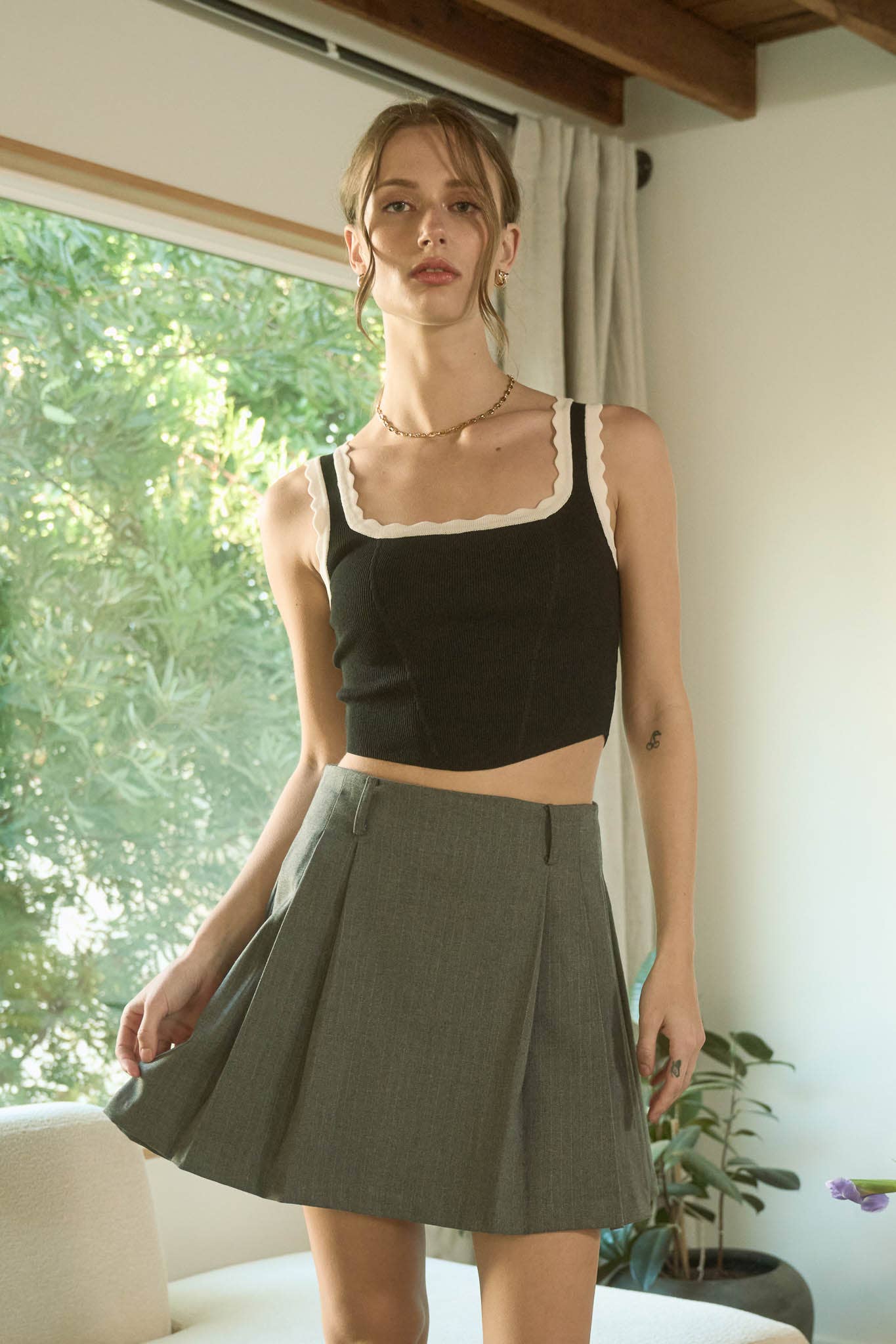 CONTRAST SCALLOP TRIM SWEATER KNIT CROP TOP