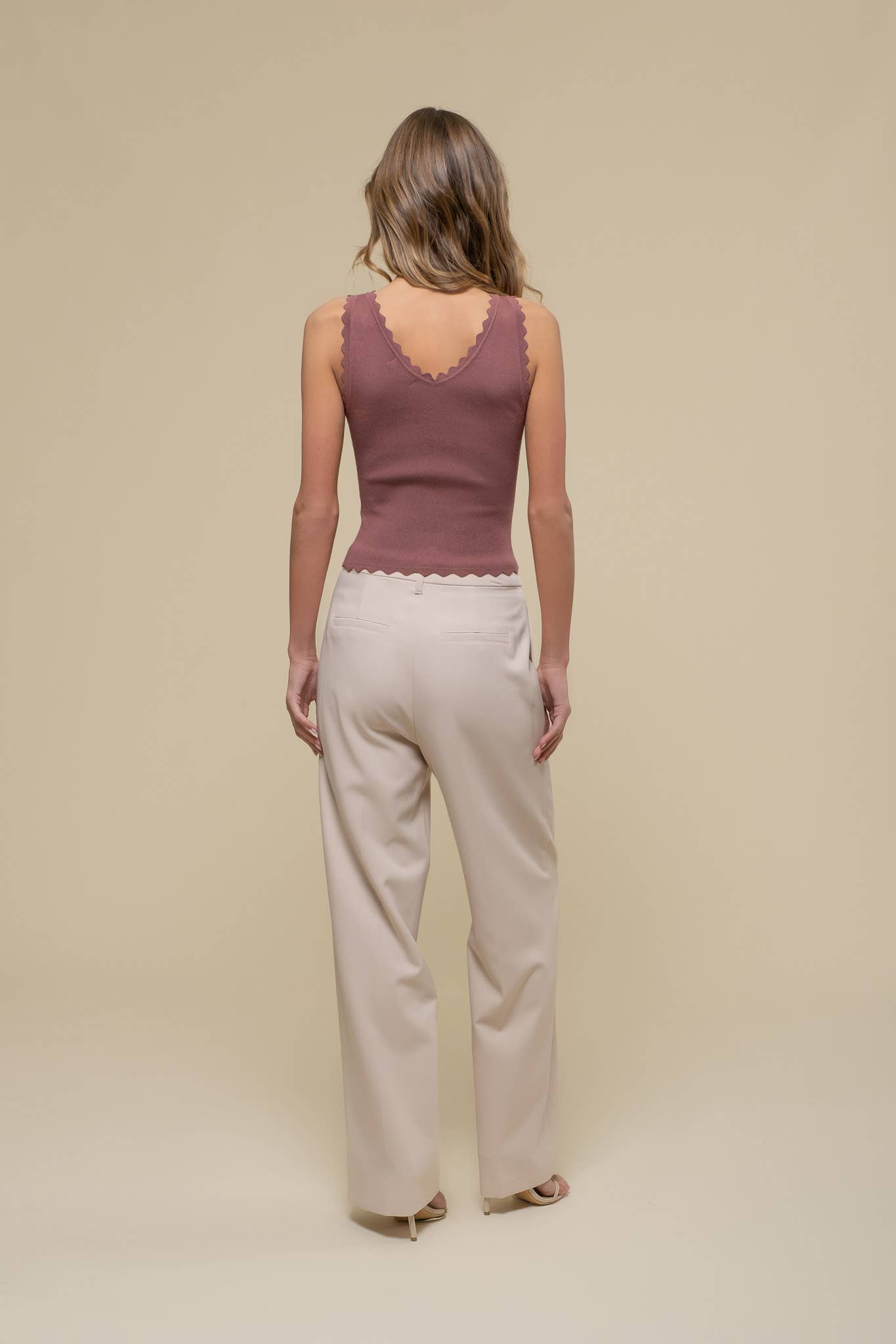 SCALLOP EDGE SLEEVELESS SWEATER KNIT CROP TOP