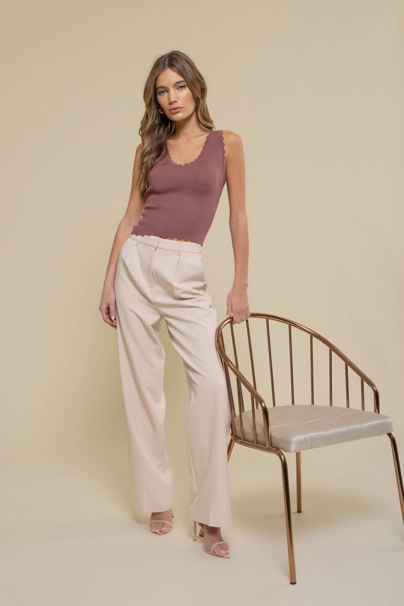 SCALLOP EDGE SLEEVELESS SWEATER KNIT CROP TOP