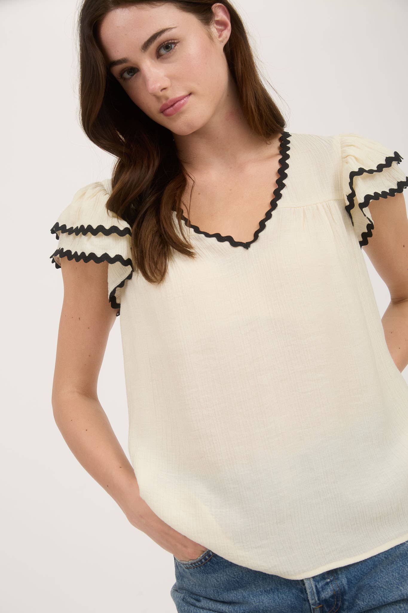 WAVY TRIM RUFFLE SLEEVE TOP