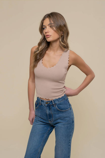 SCALLOP EDGE SLEEVELESS SWEATER KNIT CROP TOP