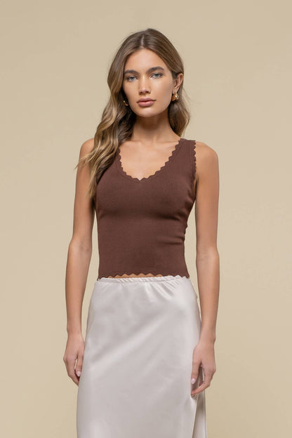 SCALLOP EDGE SLEEVELESS SWEATER KNIT CROP TOP