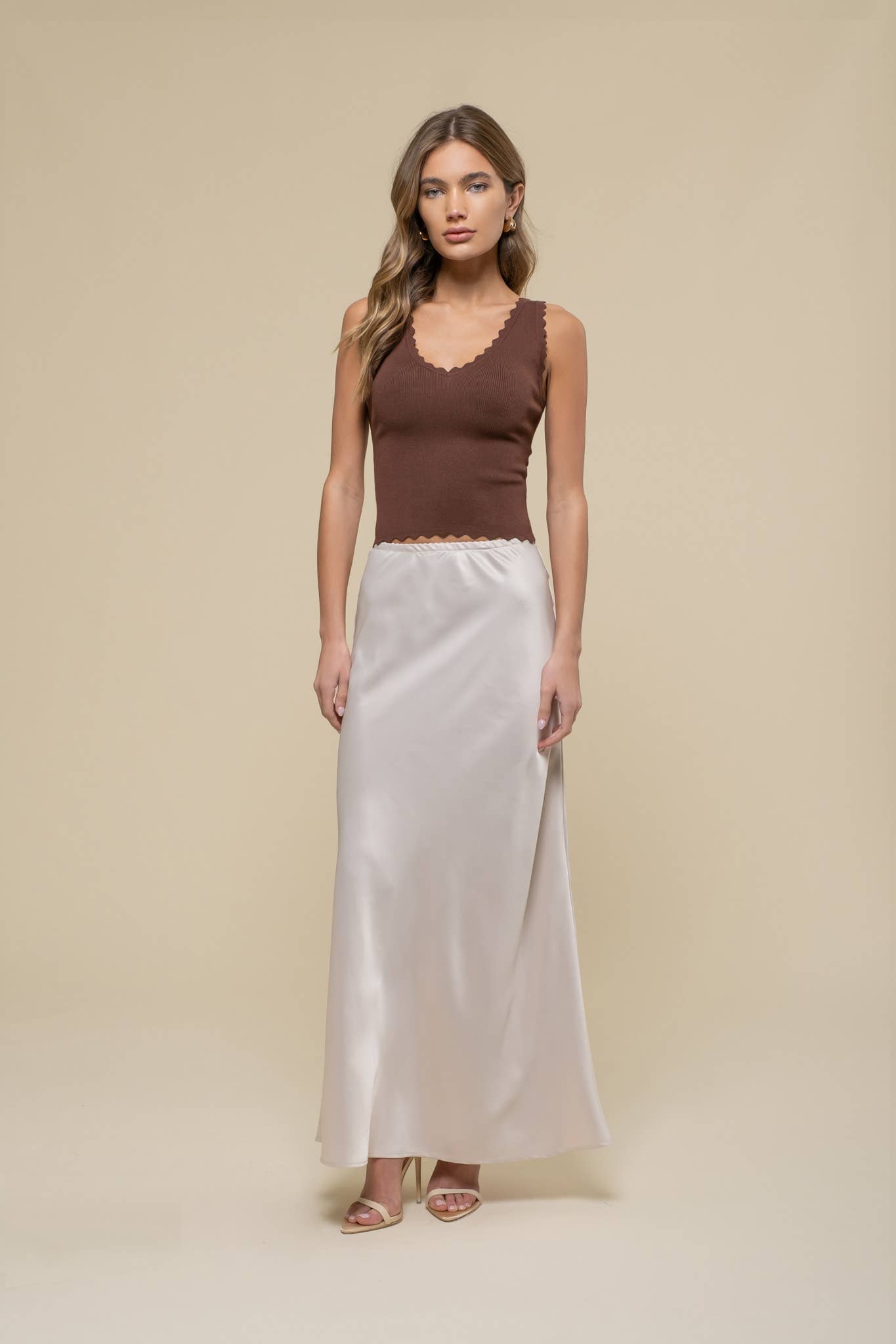 SCALLOP EDGE SLEEVELESS SWEATER KNIT CROP TOP