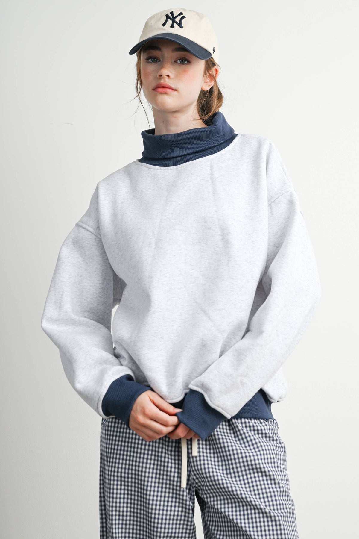 Cozy Contrast Turtleneck Sweatshirt-BMT8577