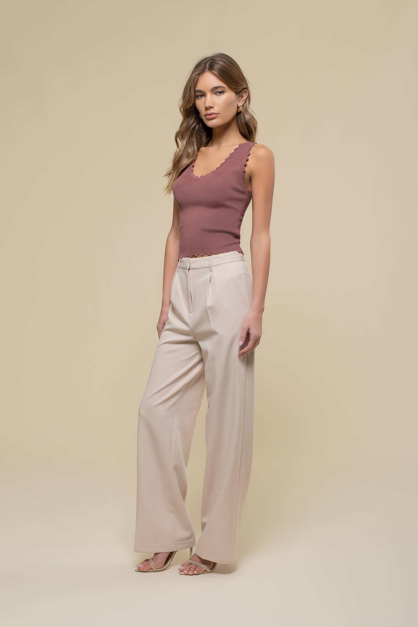 SCALLOP EDGE SLEEVELESS SWEATER KNIT CROP TOP