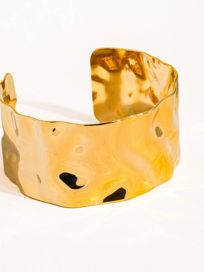 Baiser Gold Bangle